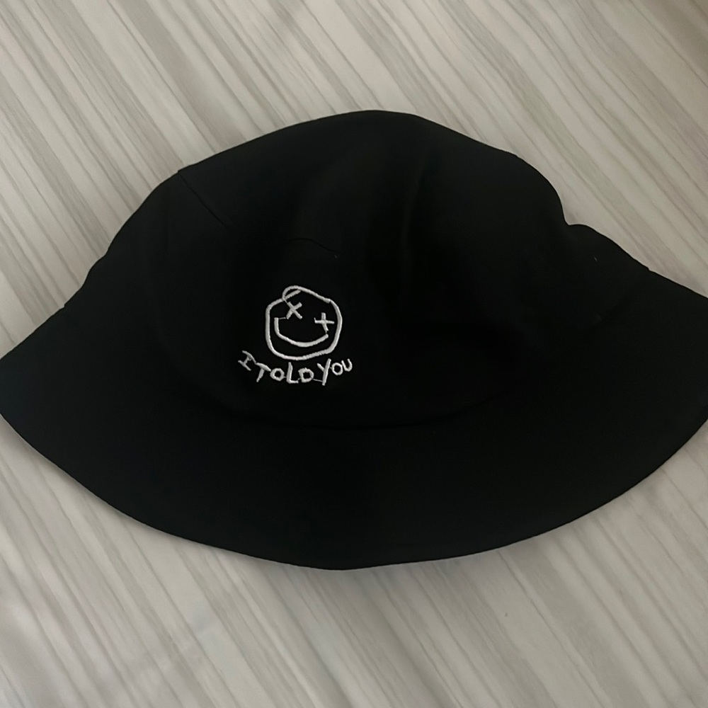 “I told you :)” graphic bucket hat!